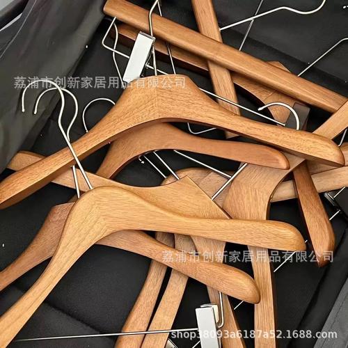 批发胡桃色胡桃木衣架 女装店铺的优雅陈列之选，无痕防滑更显专业